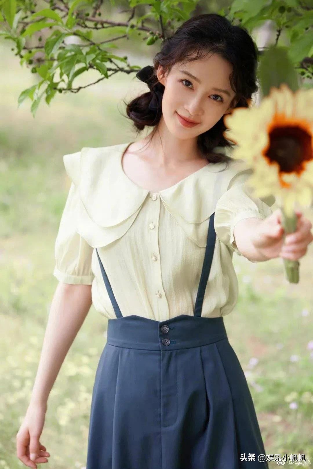 李沁宣传新剧玩出了新花样儿，海风海浪齐上阵，还光着脚丫子踩水