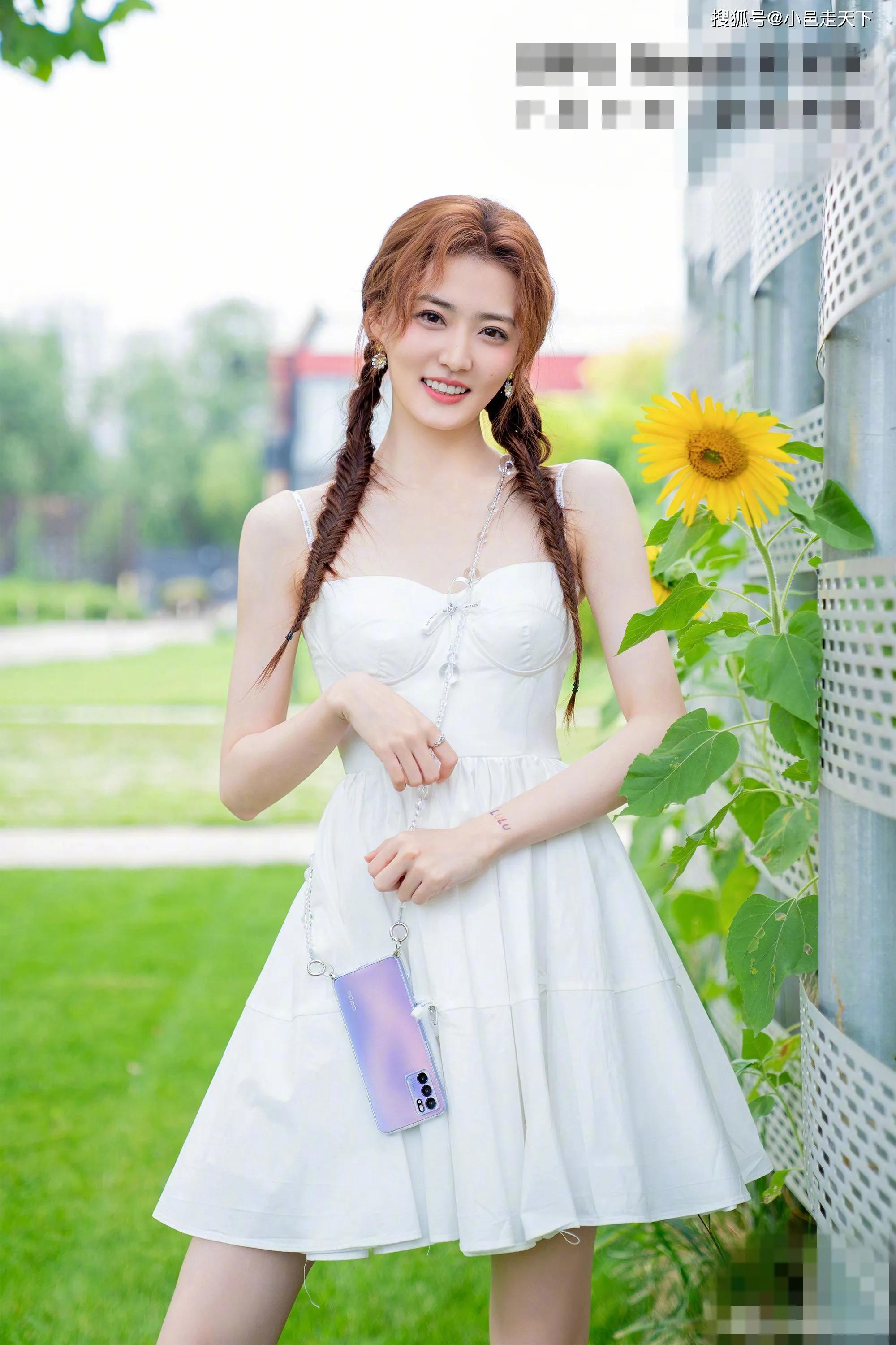 徐璐，五官精致，身姿优雅