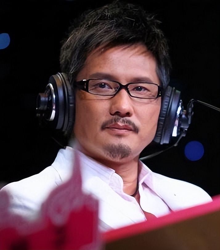 54岁的包小柏：娶圈外人妻子，女儿患癌离世，与哥哥抱头痛哭