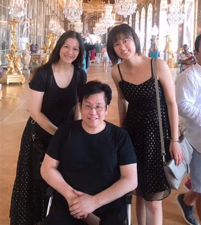 63岁郑智化近况曝光,罕见拄拐出街,与貌美如花妻子肩挨肩甜蜜笑