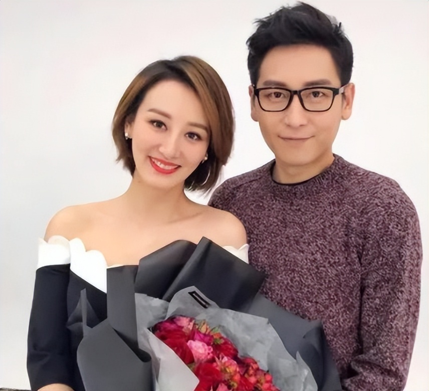 台上是主持人，台下已是10年夫妻，俩人很恩爱，一家四口颜值高