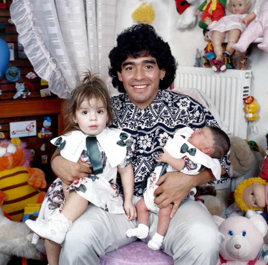 马拉多纳和他的女儿们(从小美到大的10位足坛千金：进演艺圈成主流 有人已怀上第三代球星)