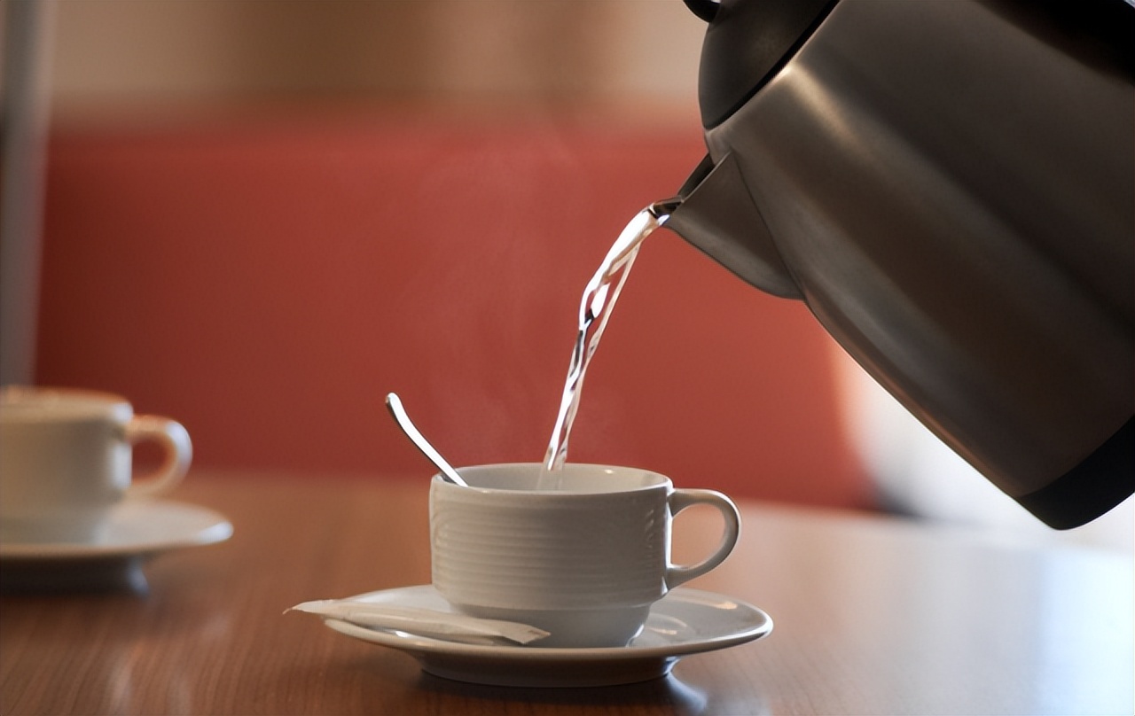 長期喝茶的人與長期喝白開水的人，哪個比較健康？ 醫生告訴你回答