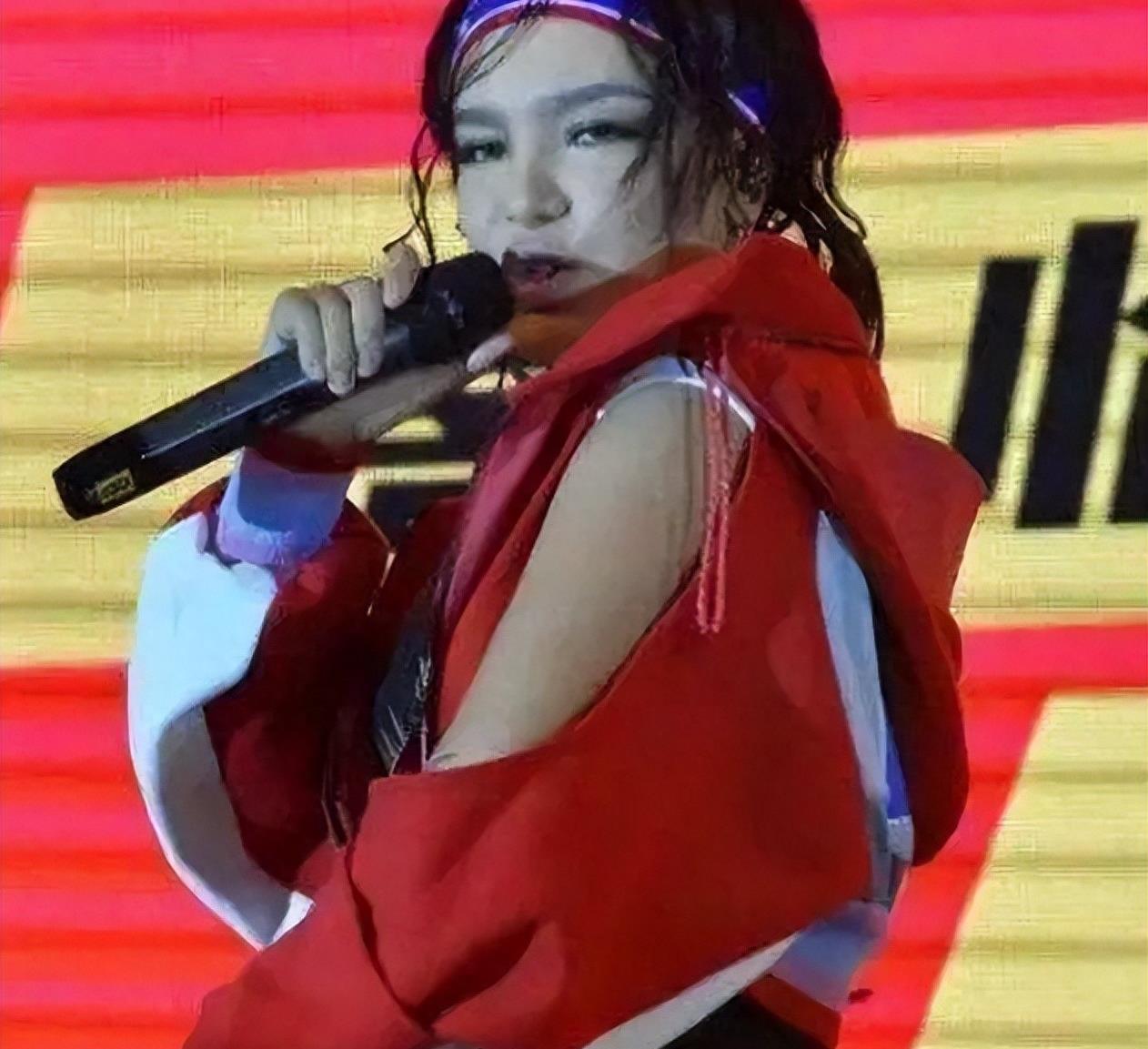 曾是超女冠军,却因整容失败像“怪物”,全身只剩下眼珠是自己的