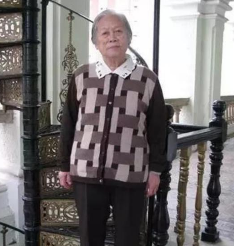 保洁员一生只会写5个字，82岁被授予院士称号，成为香港大学之宝