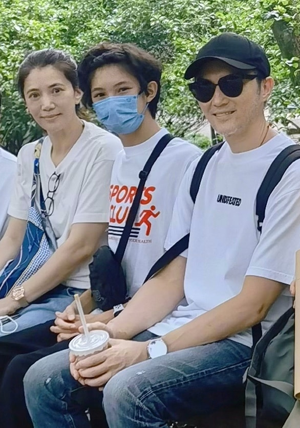 甜齁！张智霖袁咏仪庆祝结婚21周年，老夫老妻亲密依偎宛如热恋