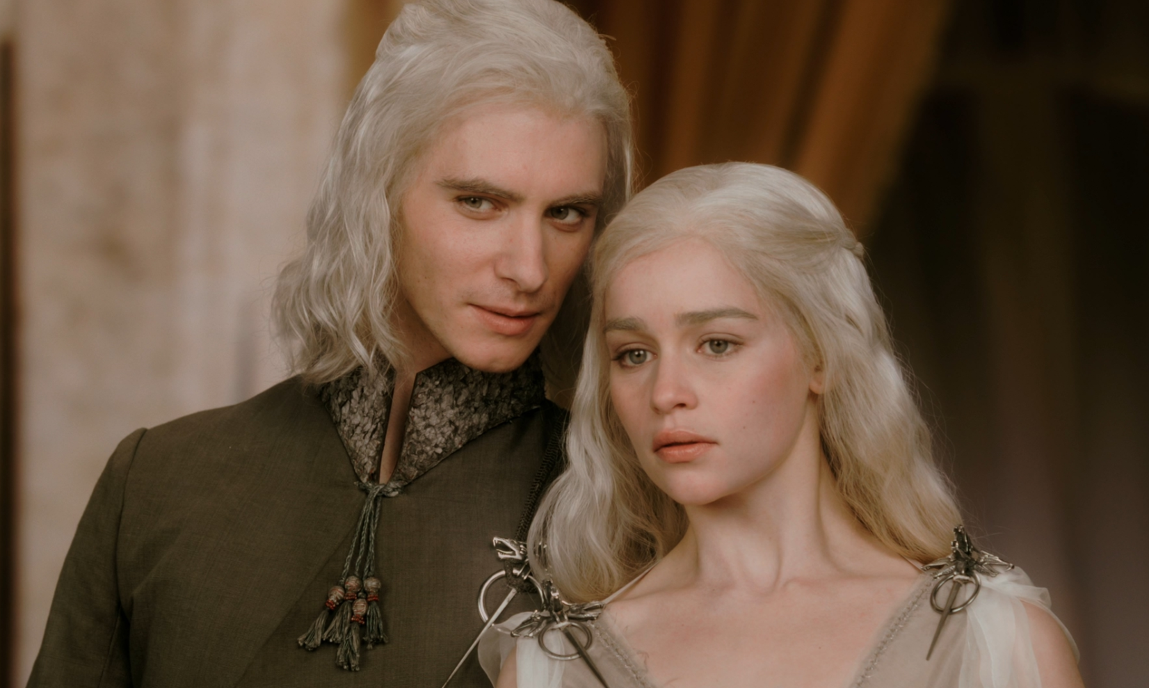 《权力的游戏》的龙妈艾米莉亚,为艺术做出牺牲的大尺度影视剧