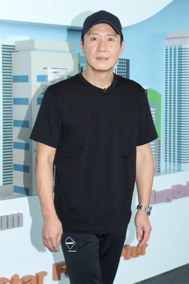 黎明人到中年也不油腻,穿一身黑色风采依旧,英俊的气质十分显著