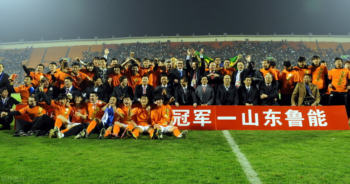 鲁能以巨大的优势,领先第二名的天津泰达13分,第4次捧起了中超冠军"