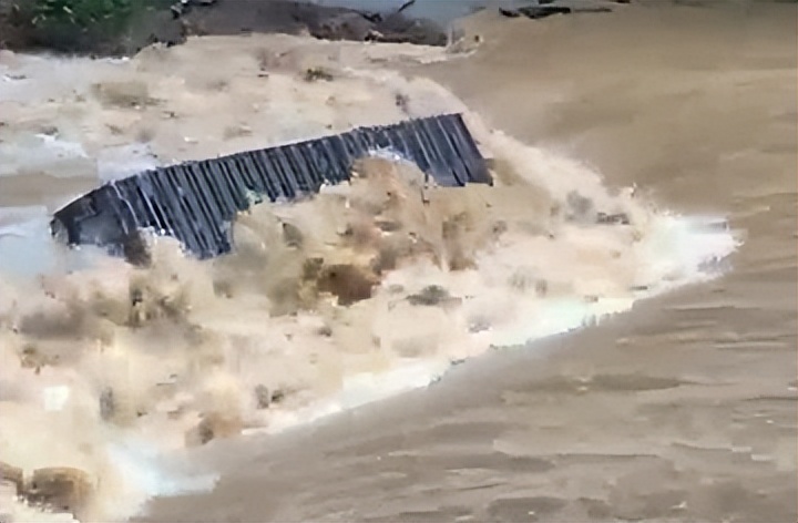 越南中部多個地區遭遇泥石流 3人被卷走 1人仍在失蹤 天天看點