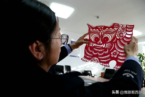 「摄影报道」甘肃平凉：传承非遗文化“生肖剪纸”迎新年