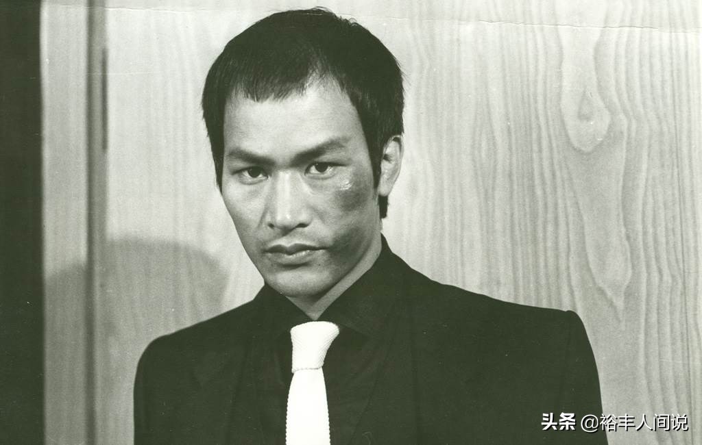 70岁武打巨星狄威罕露面！两鬓斑白仍显精神，曾一拳打断成龙鼻梁