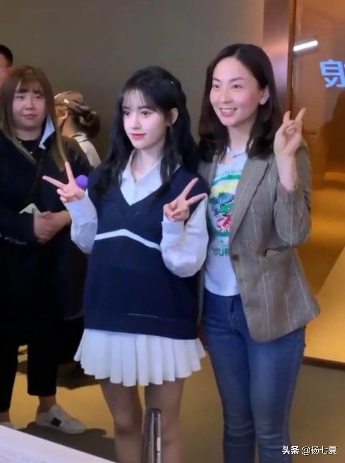 看了鞠婧祎和别人的合照才知道，她的脸真的是又美又小