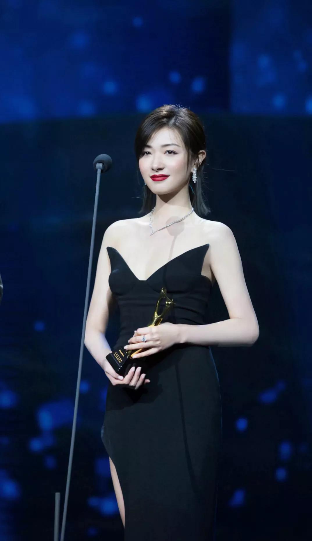 明星俏佳人：万茜最新各种穿搭，漂亮时尚，魅力无限