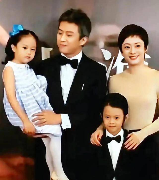 孙俪一家四口在聚少离多的娱乐圈中,邓超孙俪这对夫妇相互陪伴相处