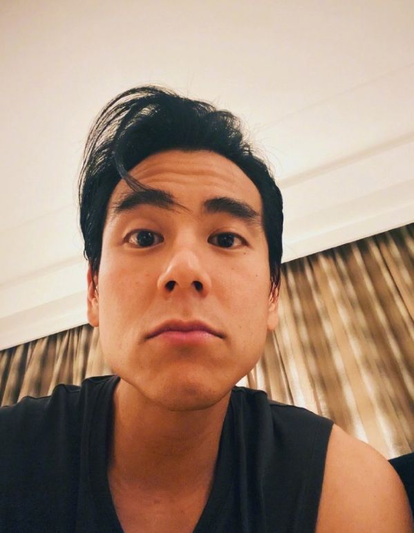 咱们印象中的彭于晏是这样的↓还有这样的↓但在他本人的前置镜头里