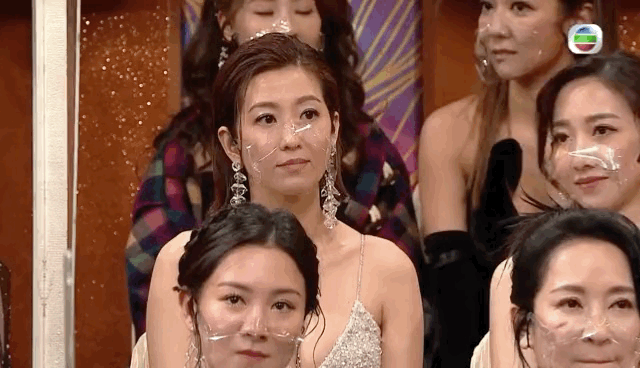 娱乐圈最精彩的戏，都在明星的微表情里，那信息量太大，我不能笑