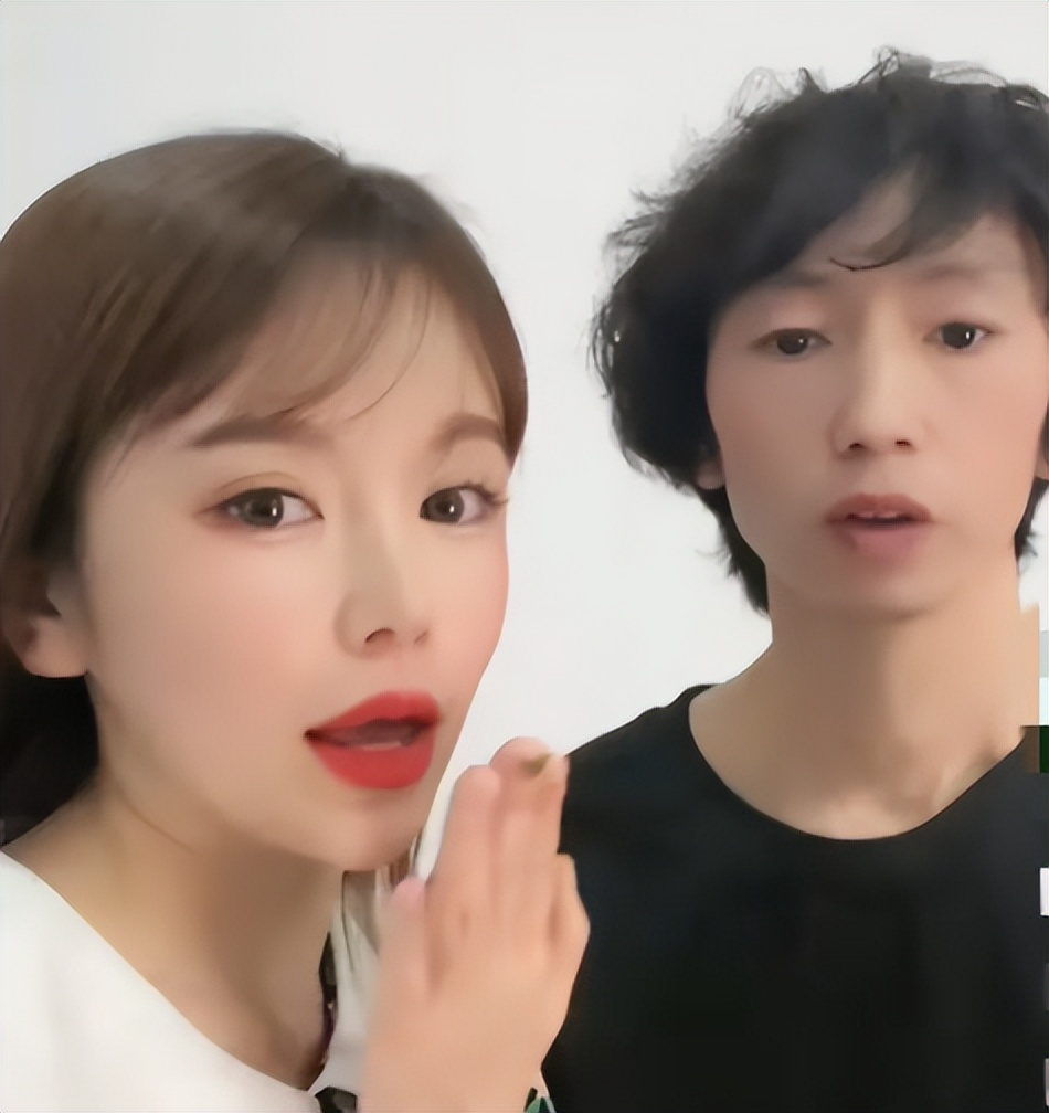 憋笑女助理要出道了？网友希望她不要抛弃庞麦郎，毕竟他只有她了