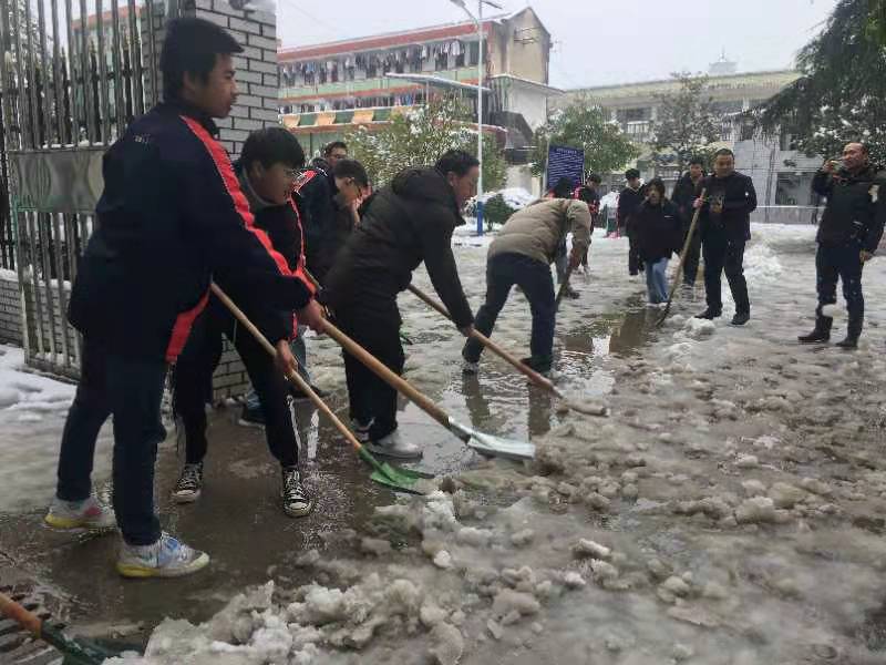 新邵职中：扫雪除冰筑安全 不忘初心暖校园