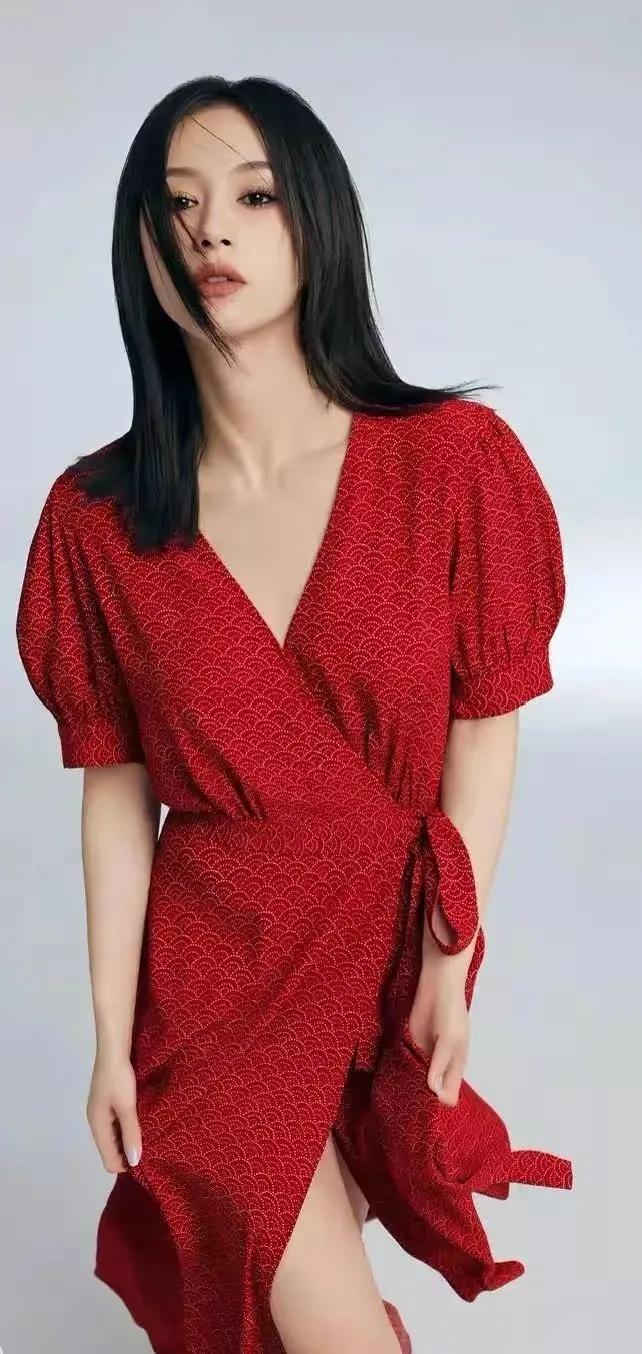 王子文气质迷人