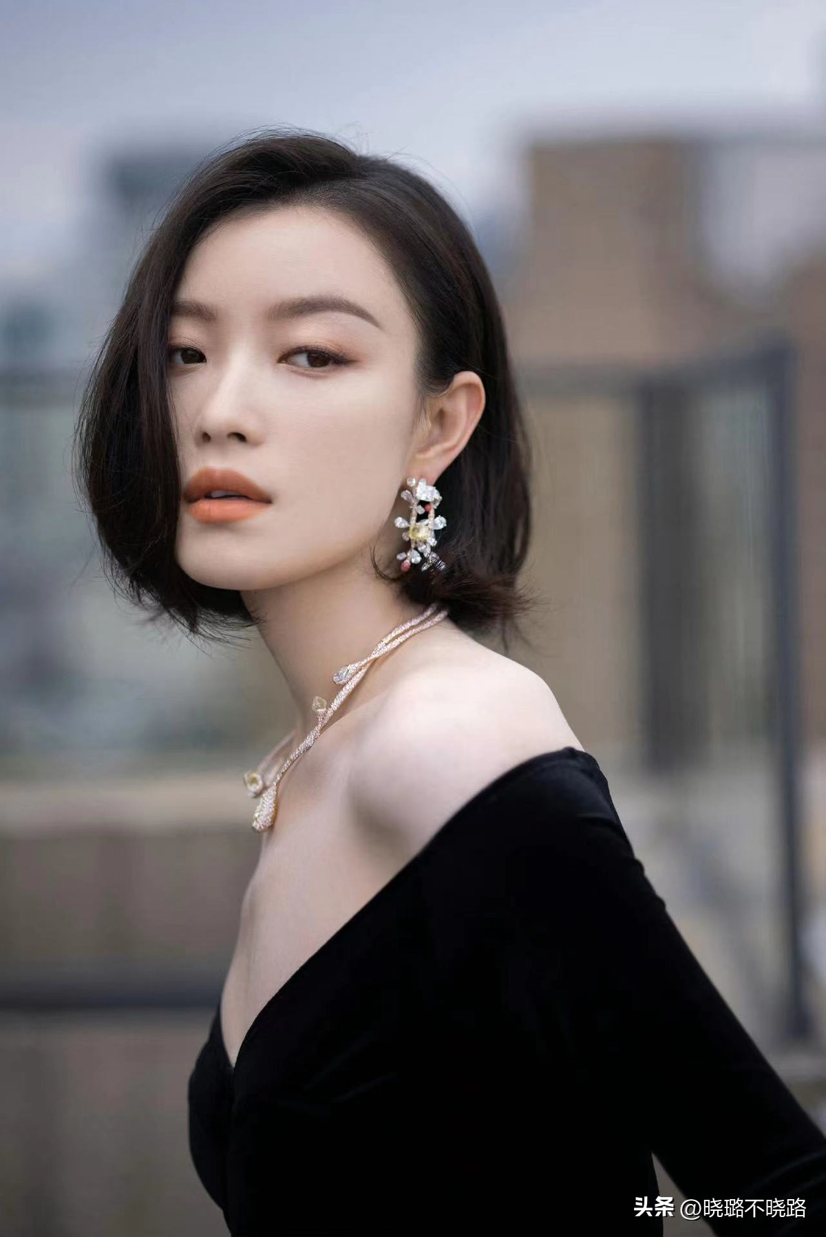 胖臉適合什么發型（方、圓臉的女生，放棄你的長發吧！試試這3種短發，洋氣還顯臉小）