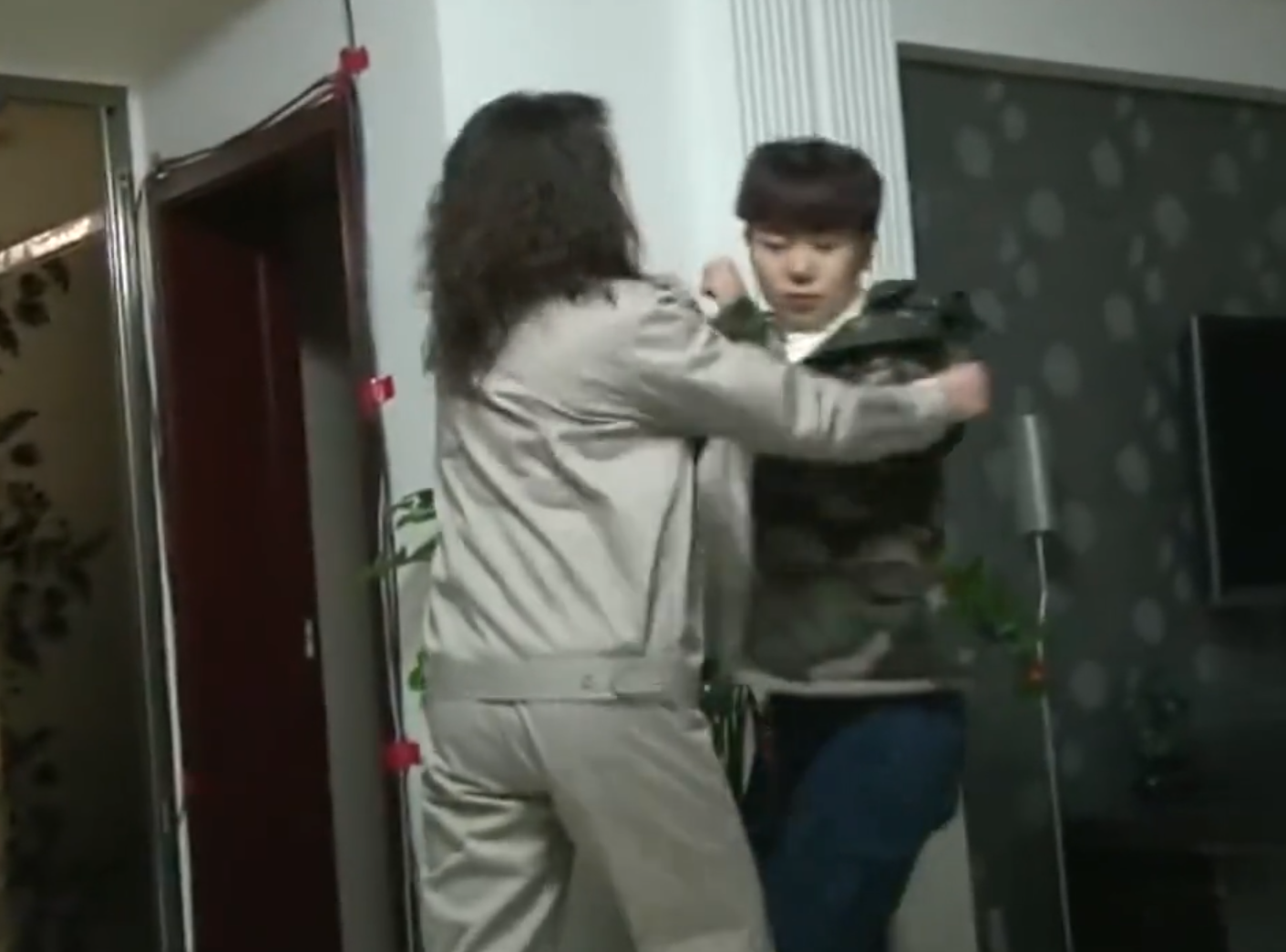 辽宁富家女：每天早饭300块，一双鞋穿三次就扔，喜欢和母亲对打