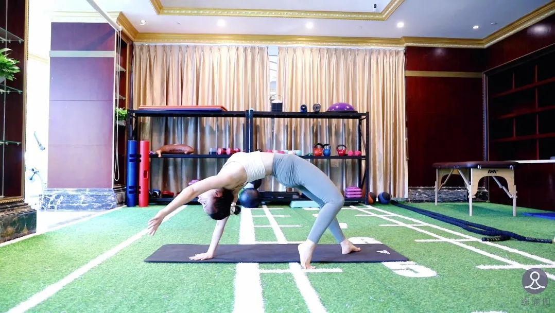 金晨暴瘦30斤吓坏网友； 身体撑不起西服； 网友惊呼：这是山寨的？