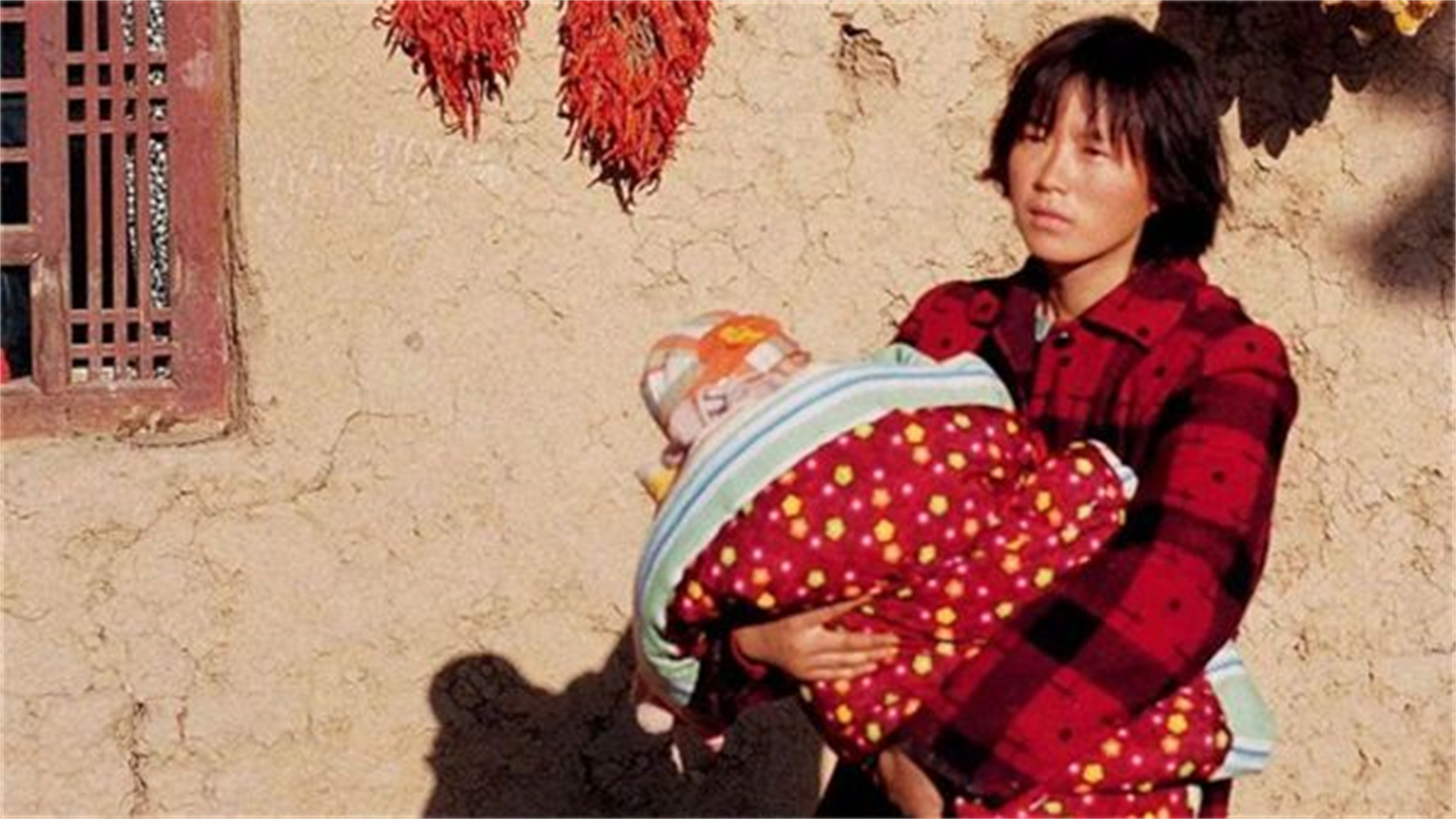 27年前，老汉120元买下女大学生，睡猪圈17年，老汉见岳父很热情