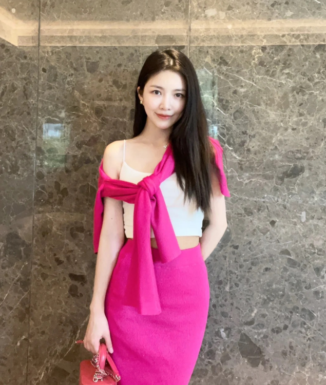 王灿个人资料(杜淳老婆王灿晒一家三口合照,女儿陪爸爸工作,老公lv