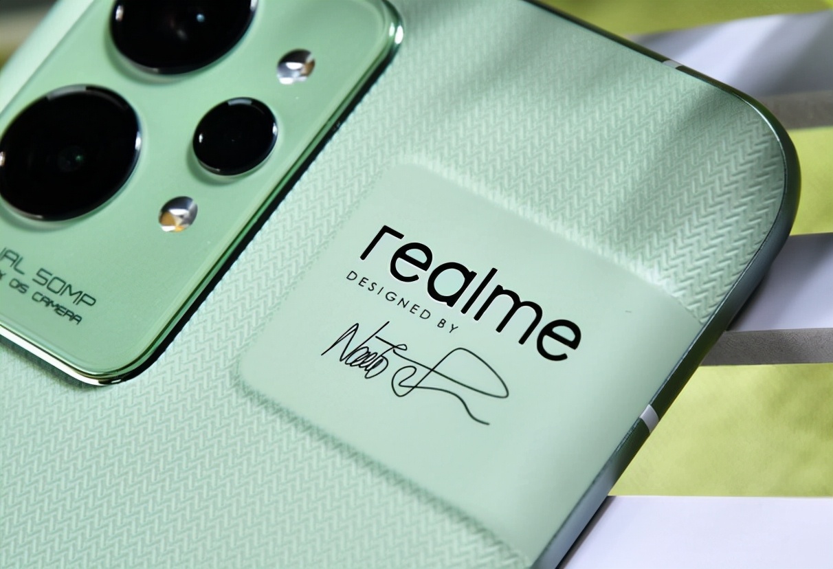 realme也加入了冲击高端的行列，真我GT2 Pro确实有点东西