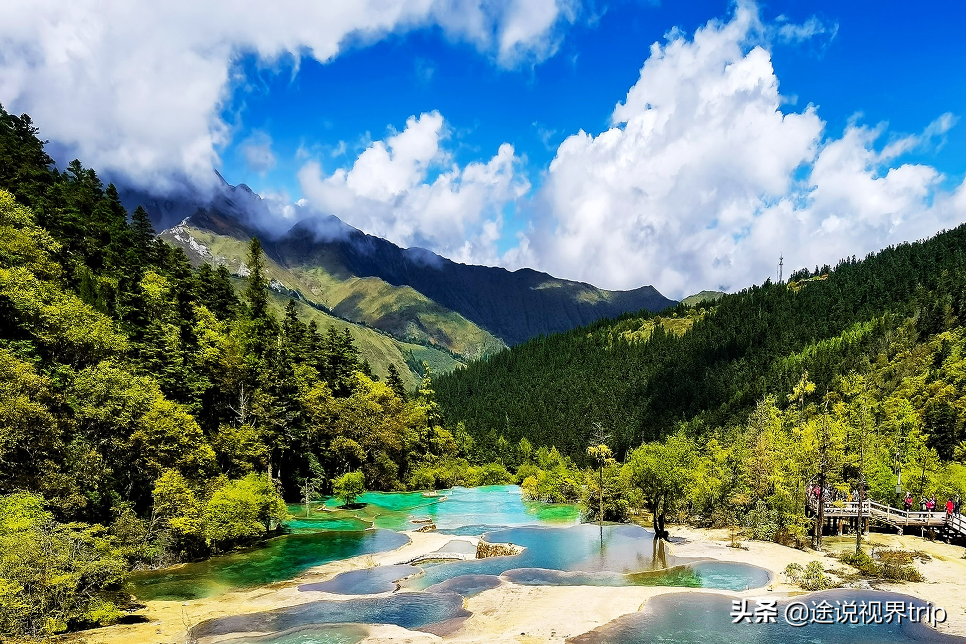 黄龙风景区位于四川省阿坝松潘县境内,是中国唯一保护完好的高原湿地