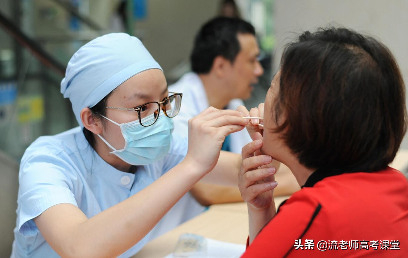 医学生就业好吗？重点高校和普通院校就业的差距，家长表示不理解