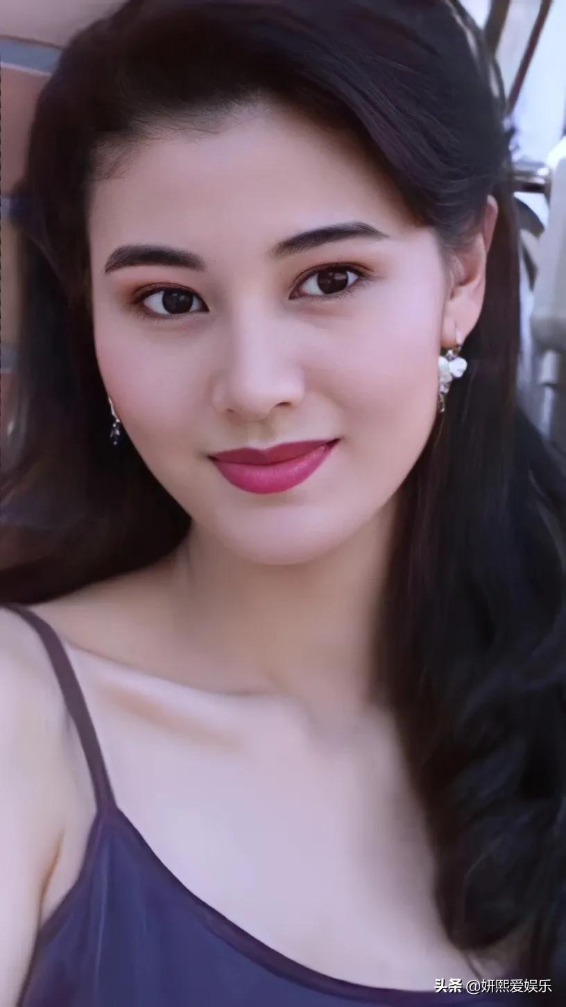 最美的港姐李嘉欣，明艳精致，漂亮大气
