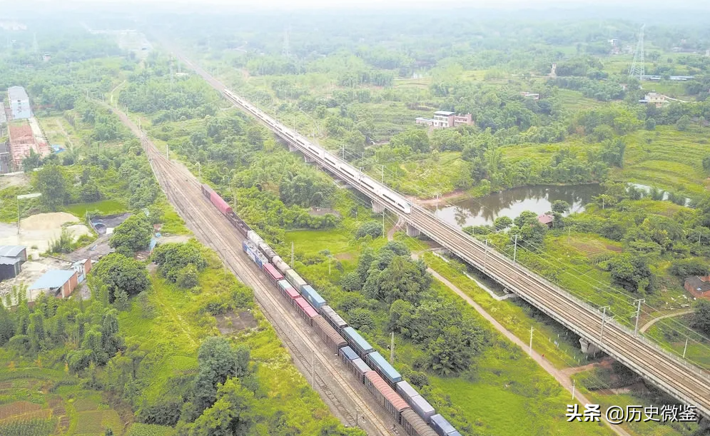 50年，邓小平提出修建成渝铁路，毛主席问原因，邓小平：三个理由
