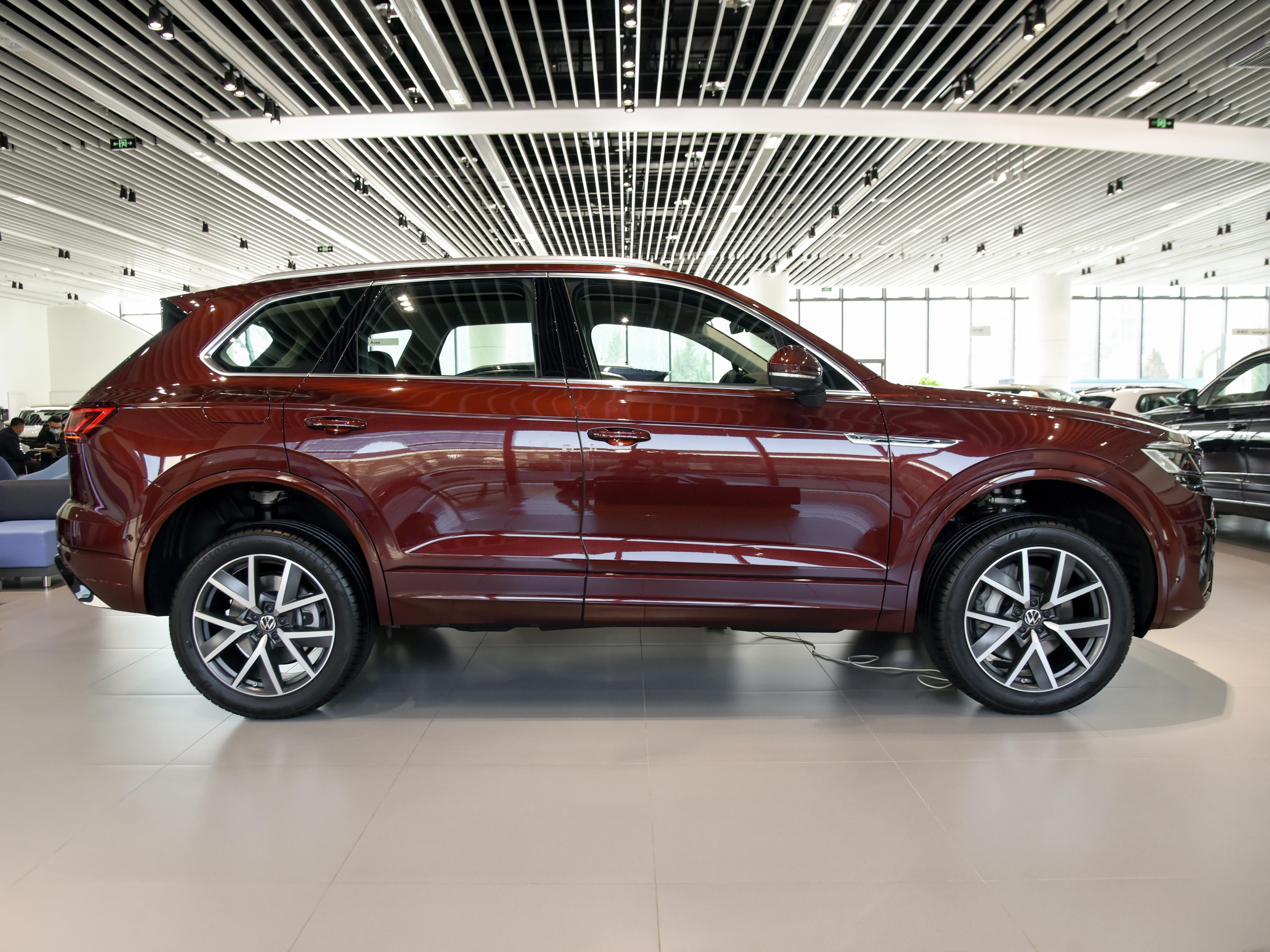 和奥迪Q7硬件几乎一样，都是原装进口豪车却省11万！实拍大众途锐