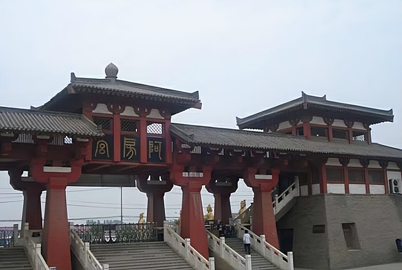 实际上,在另一处秦咸阳宫的遗址上,确实发现了大片被火烧过的痕迹.