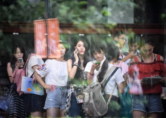 00后简历有多“野”？“谷爱凌朋友”成亮点，这种简历能看一天