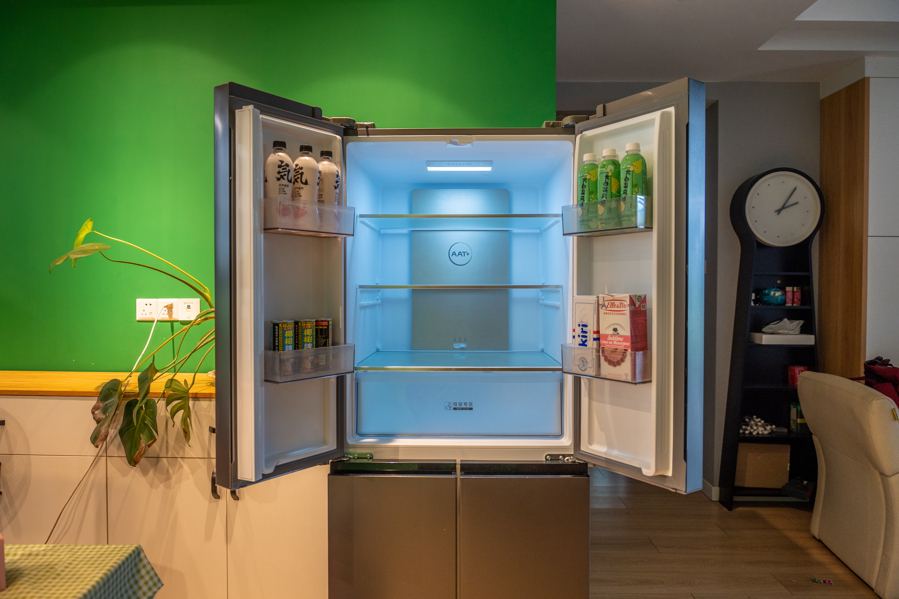 这台tcl t7冰箱的十字门设计,整体很有科技感,造型也比较简约.