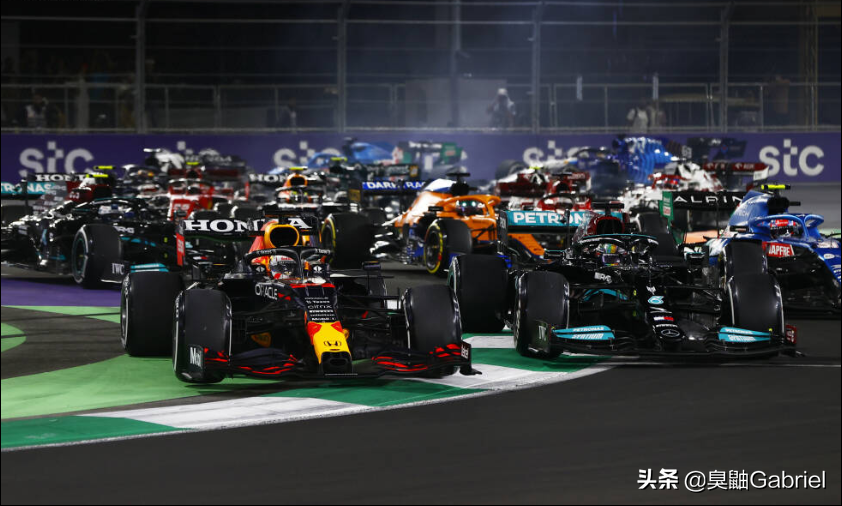 f1汉密尔顿最佳视频(F1沙特大奖赛老道的汉密尔顿逼疯维斯塔潘 这一场秀无人是赢家)