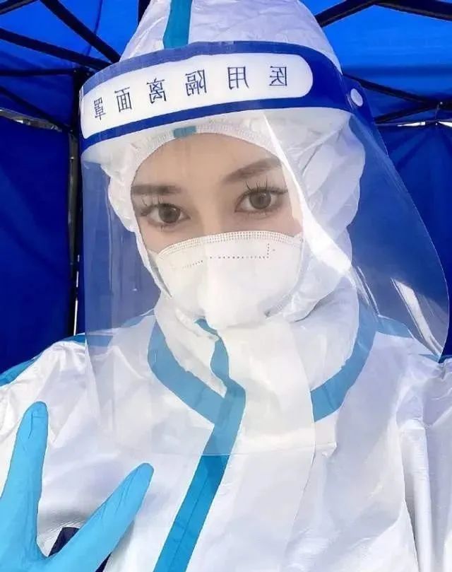 上海化濃妝的「核酸媛」，因私下穿著尺度大，被網友批別作秀了