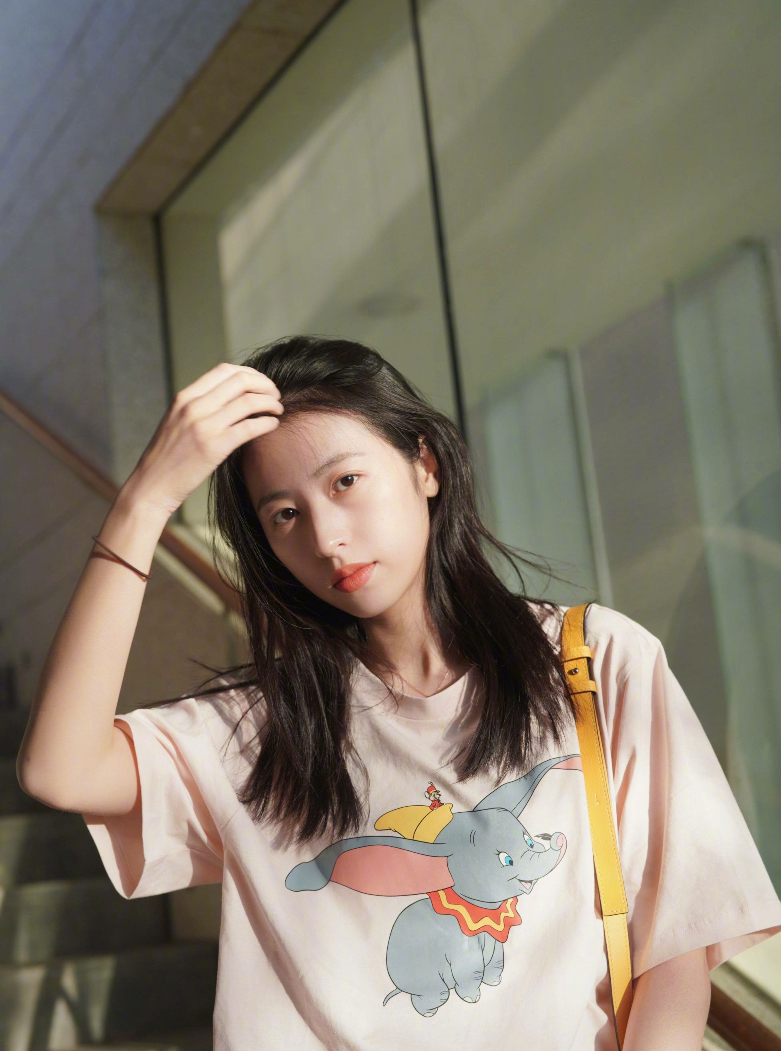 气质美女明星壁纸-周雨彤《爱情而已》