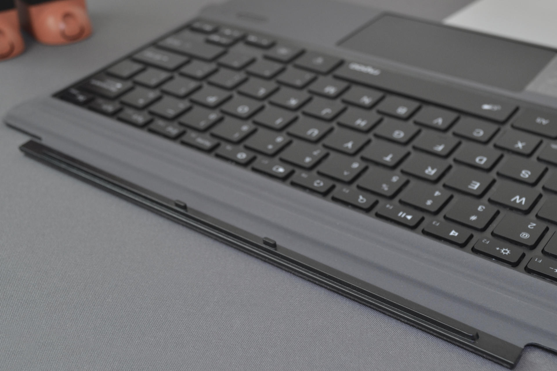 配件太贵 平替超原装 微软Surface另类玩法 雷柏蓝牙键盘XK200S