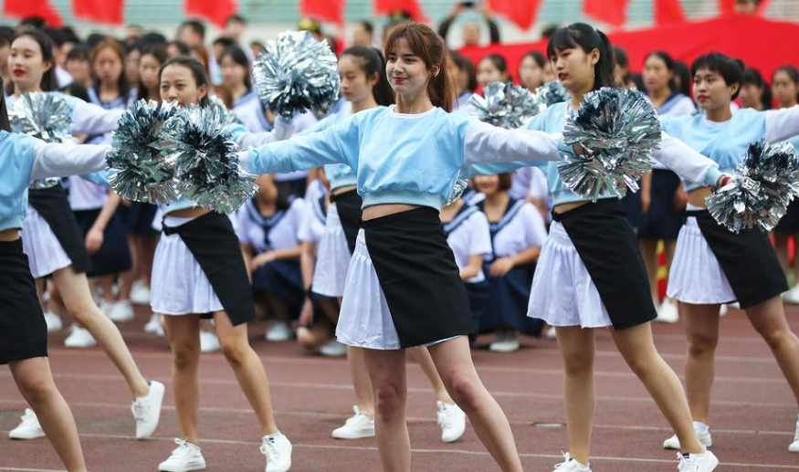 高三举牌女生火了，面容甜美神似四千年美女，评论区却满满恶意