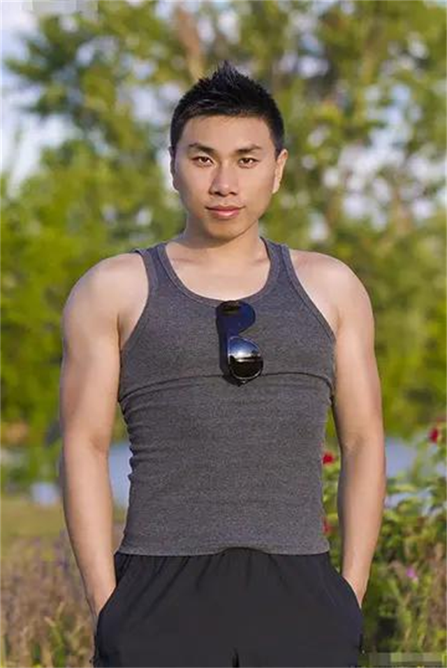 学渣梅爱偲留学乌克兰，32岁娶18岁高中生，住3000平豪宅