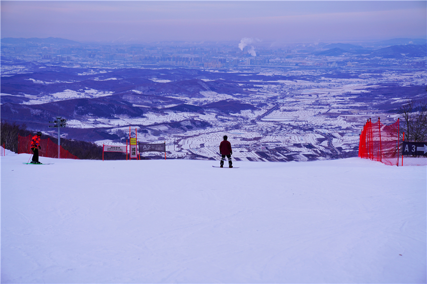 万科青山滑雪场世界杯(吉林市有个全球公认的黄金滑雪场，可同时容纳2000人滑雪，很过瘾)