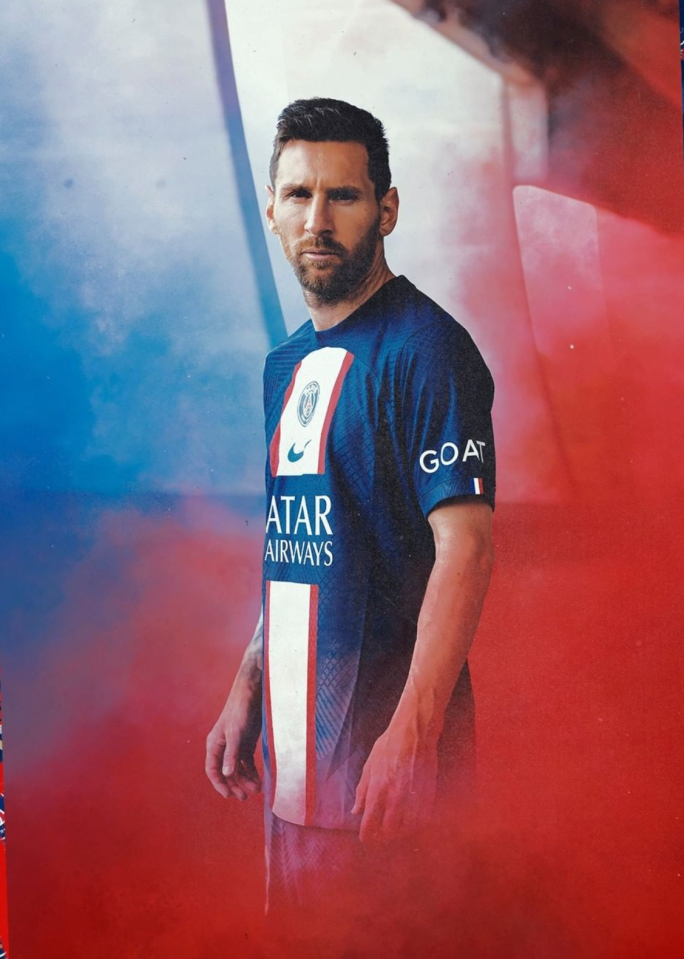 梅西的球衣(梅西展示巴黎新球衣，左臂GOAT字样遭调侃：为何会有C罗的名字？)