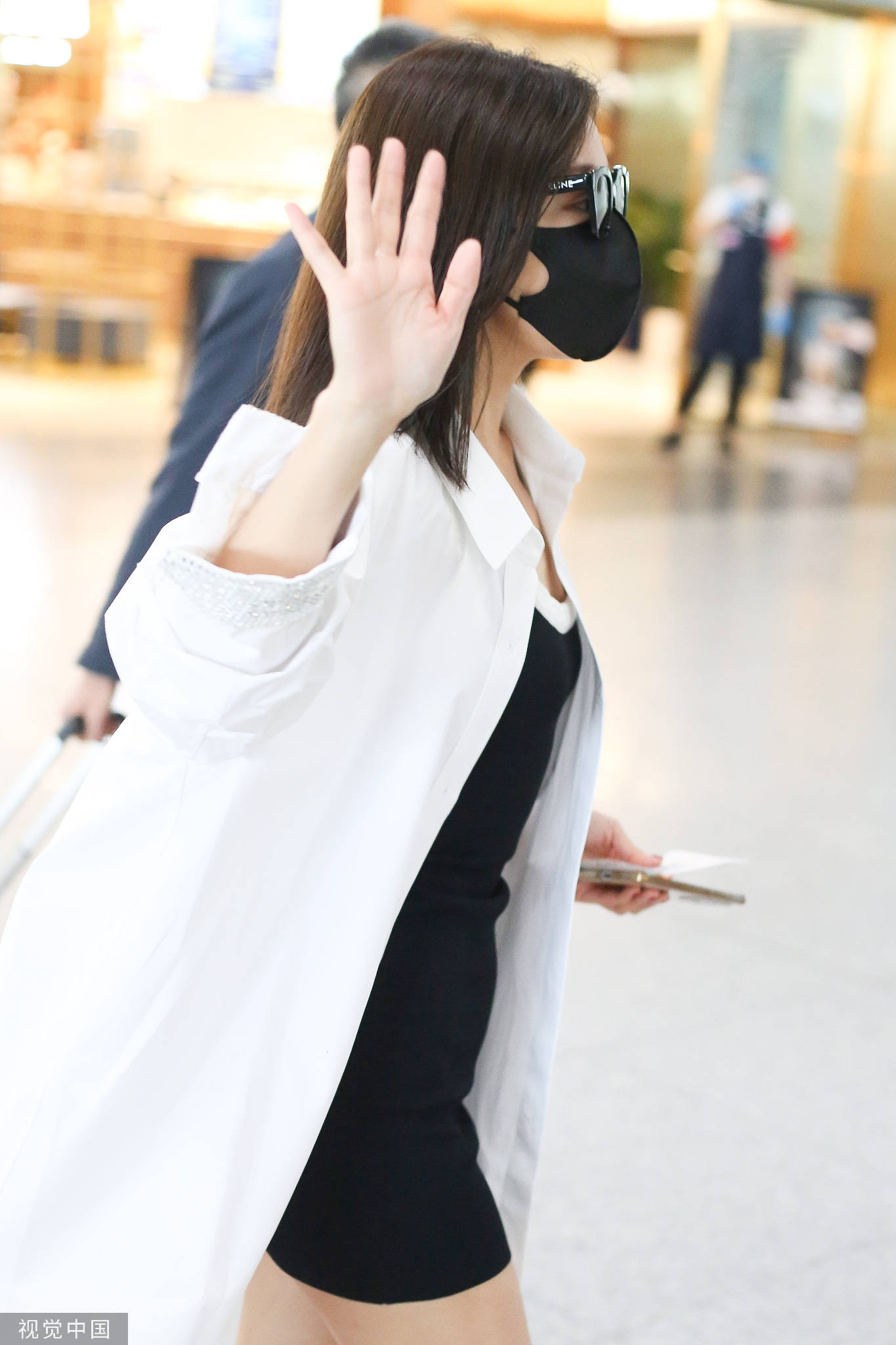 邓家佳穿超短裙搭白衬衫现身机场 亲切给粉丝签名