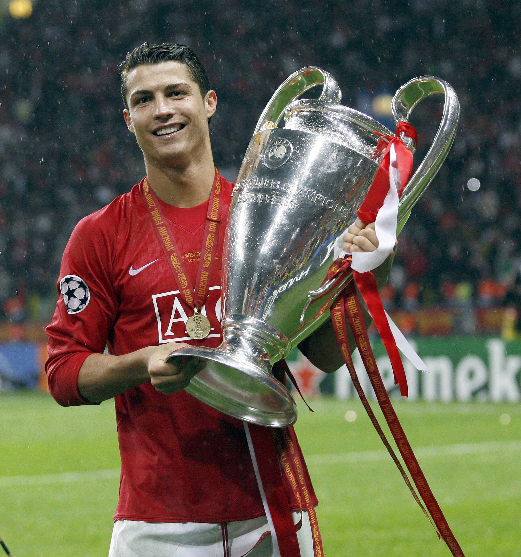 成首位拿过三大联赛金靴第一人（同为38岁，都是历史得分手，C罗与詹姆斯都陷争议，难以成为第一）