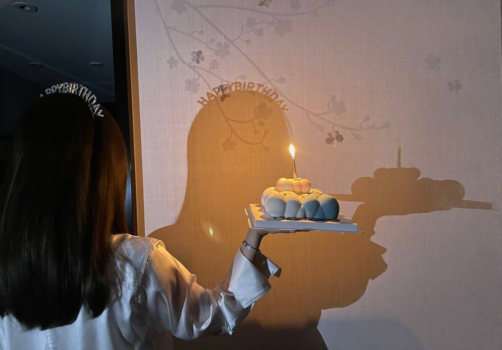 生照(江疏影晒36岁庆生照,头戴王冠笑容灿烂,手拿蛋糕与自己影子合照)