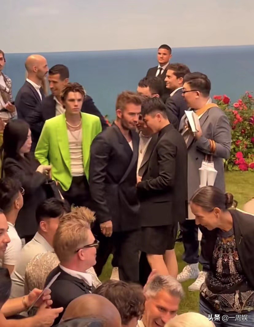 贝克汉姆携儿子参加活动，父子同台颜值亮了，网友的评论扎心
